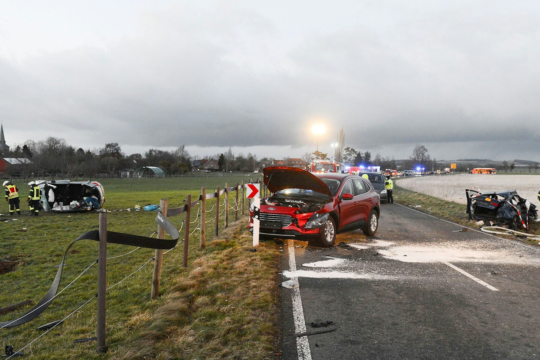 Ein zerstörtes Auto liegt auf einer Wiese. Bei diesem Unfall im Februar 2022 in der Region Hannover starben die zwei Kinder.