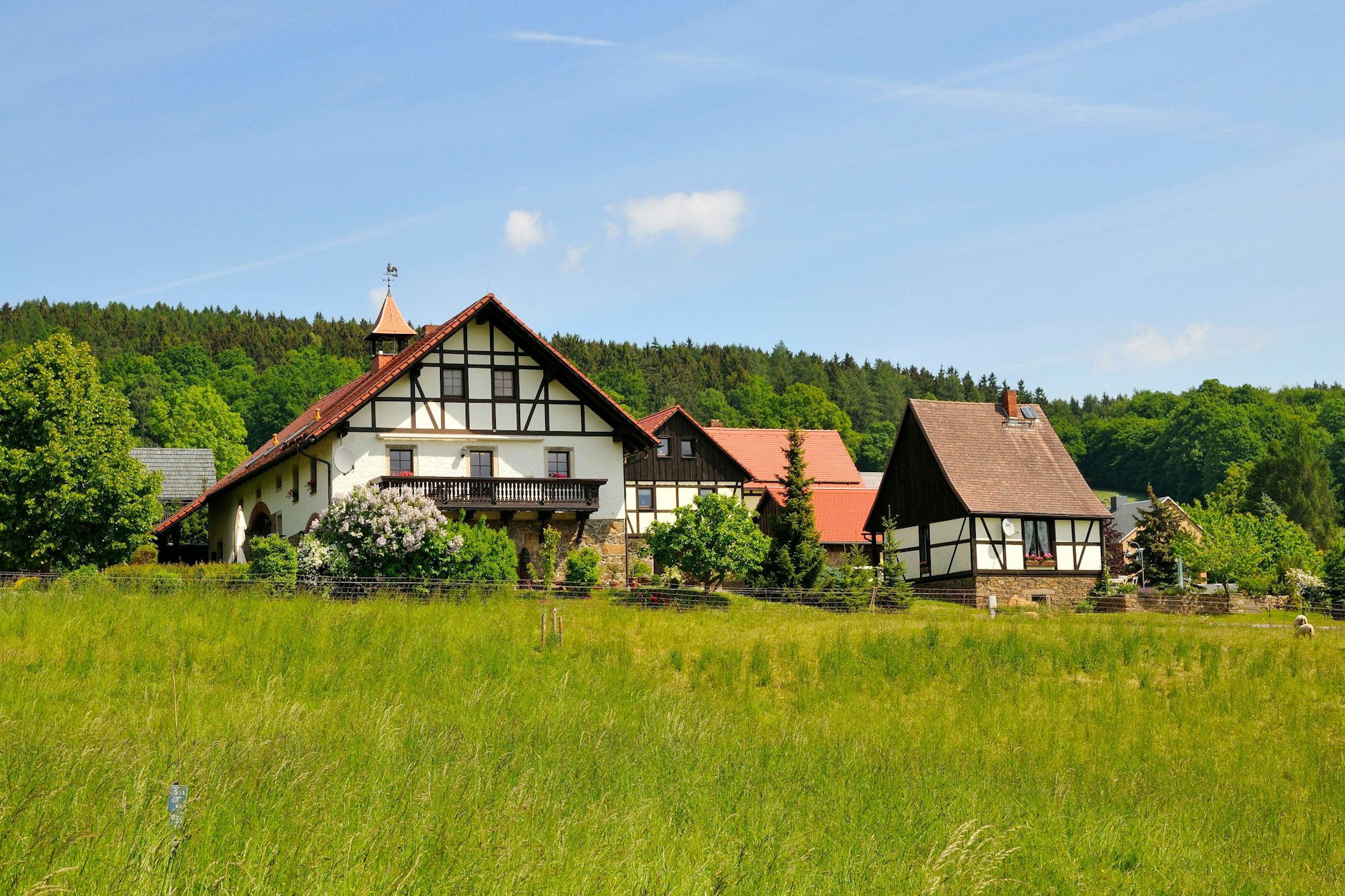 Dorf und idyllische Landschaft in der Oberlausitz
