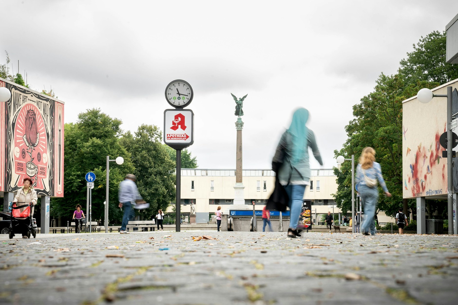 Bereits am Vormittag werden am Mehringplatz Drogen und Alkohol konsumiert. Wenige Meter entfernt spielen kleine Kinder mit Plastikflaschen auf der Straße.&nbsp;