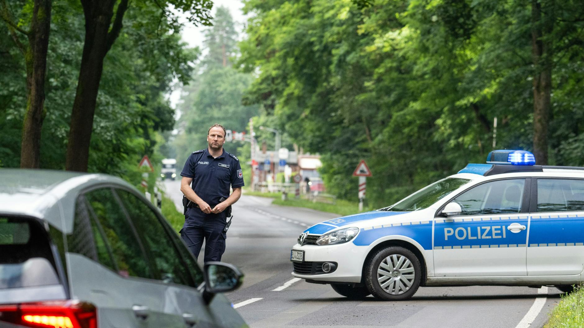 Kurz vor dem Bahnhof Fangschleuse muss ein Auto wenden. Bis zur Sprengung geht es hier nicht weiter. 