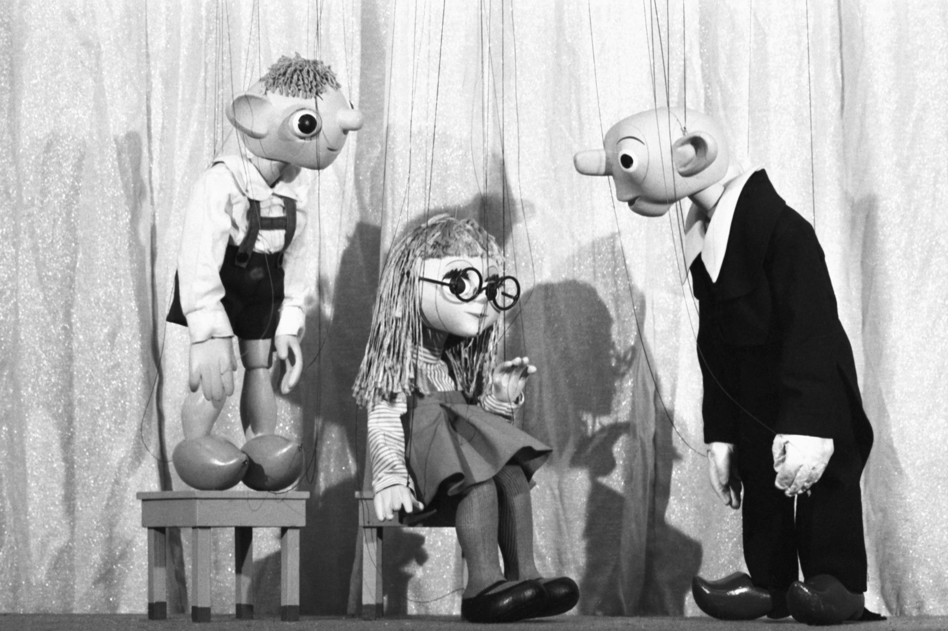 Spejbl und Hurvínek stehen schon seit Jahrzehnten auf der Bühne – oft an ihrer Seite: Die kleine Mánička, die Freundin von Hurvínek.