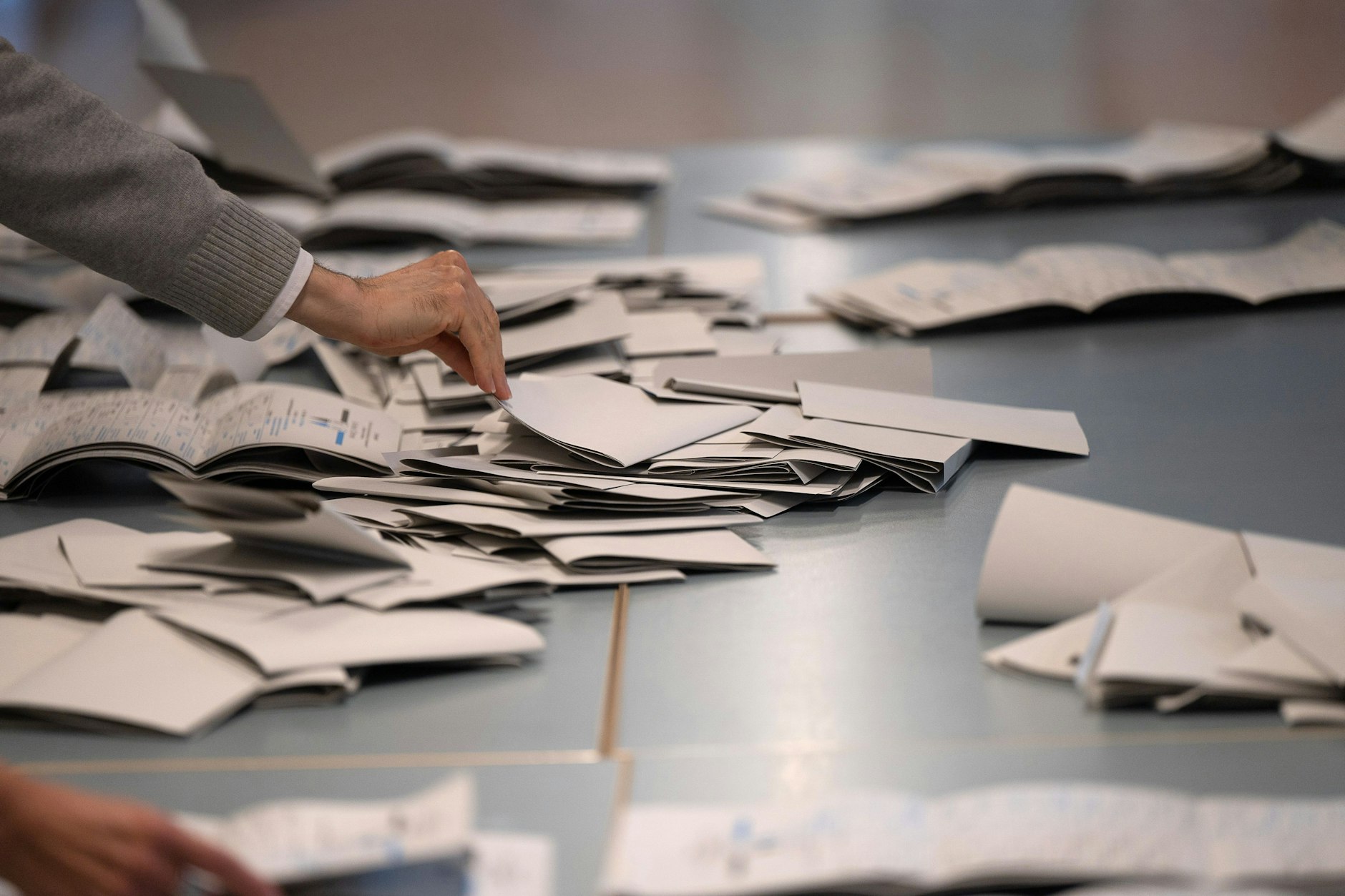Wahlhelfer und Wahlhelferinnen zählen in einem Wahllokal Stimmzettel für die Bundestagswahl aus. Am 26. September fand die Bundestagswahl 2021 statt.