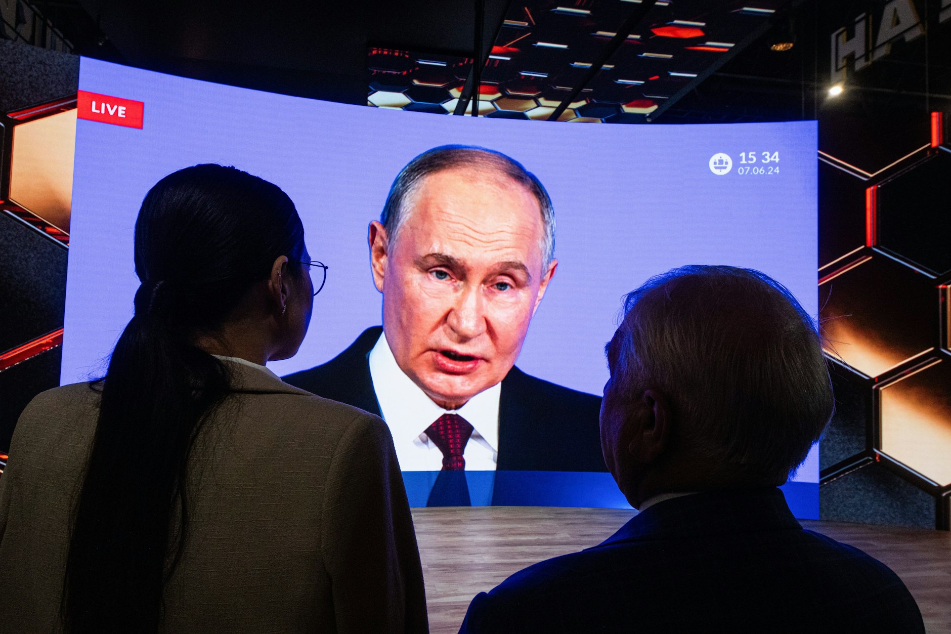 Besucher des St. Petersburger Wirtschaftsforums schauen dem russischen Präsidenten Wladimir Putin in einer Live-Übertragung zu.&nbsp;