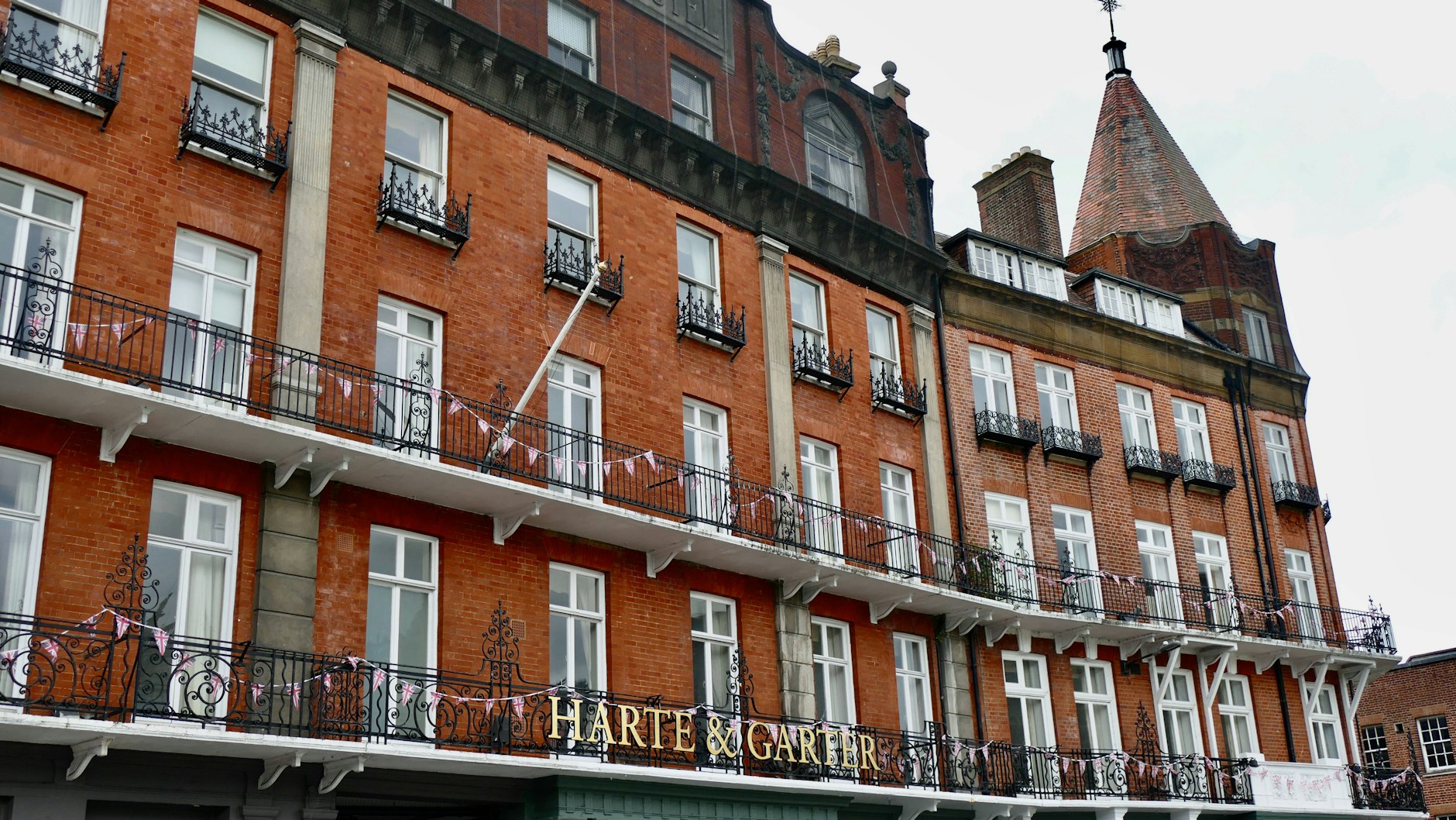 Die britischen Royals bekommen viele ihrer Einnahmen aus Land und Immobilien, die zum sogenannten Crown Estate gehören, wie zum Beispiel das Hotel Harte &amp; Garter gegenüber Windsor Castle.