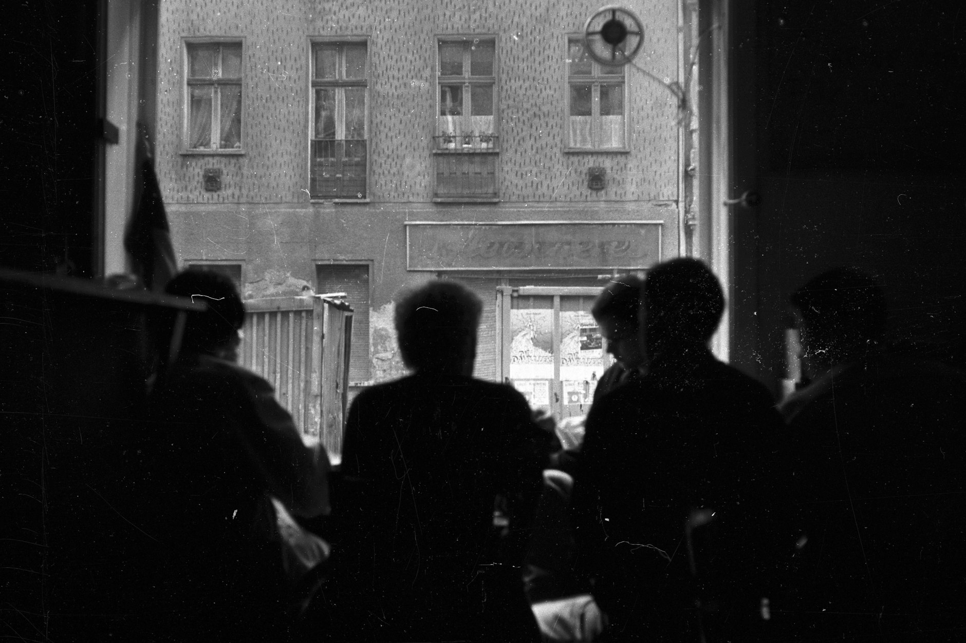 Improvisierte Kneipe in Prenzlauer Berg, 1990