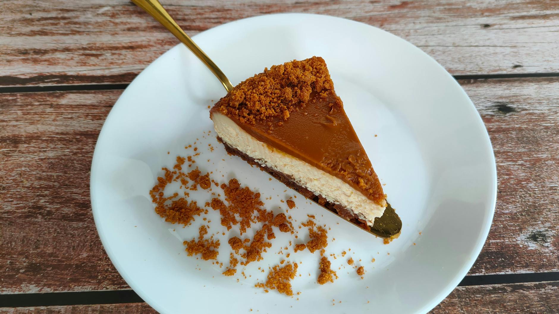 Ein Schmuckstück auf dem Teller: Mit unserem Rezept für Biscoff-Käsekuchen zaubern Sie eine cremige Torte, die nicht nur schmeckt, sondern auch hübsch aussieht.