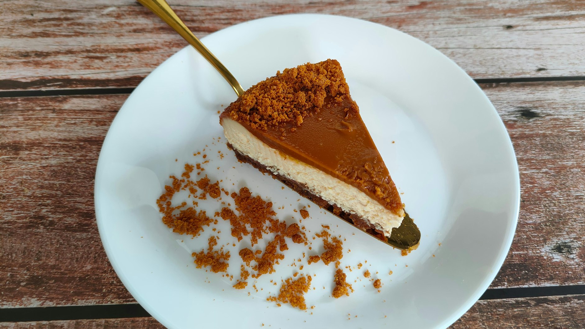 Ein Schmuckstück auf dem Teller: Mit unserem Rezept für Biscoff-Käsekuchen zaubern Sie eine cremige Torte, die nicht nur schmeckt, sondern auch hübsch aussieht.