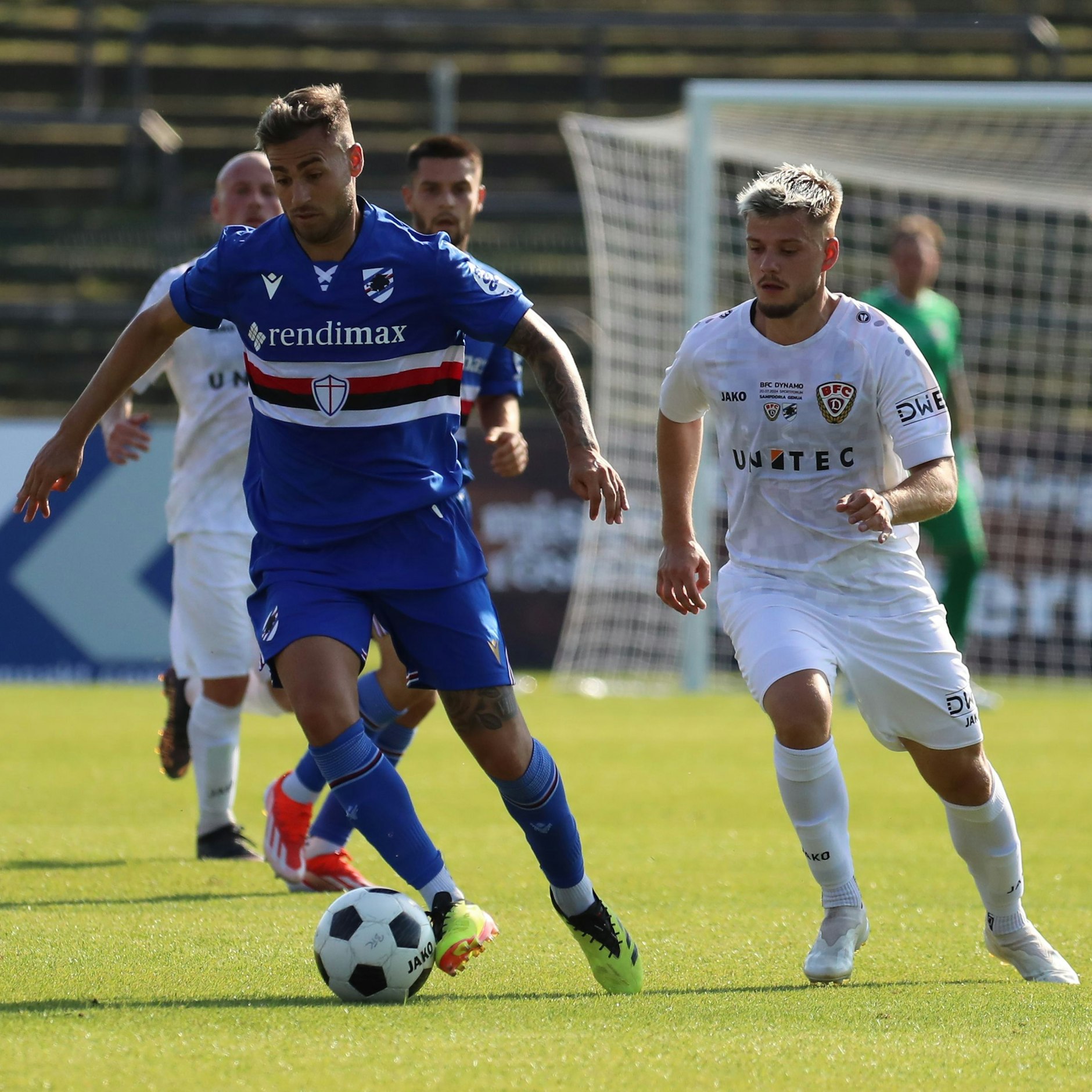 Beim Knaller-Test gegen Genua (1:0) jagten Ivan Knezevic (r.) &amp; Co. dem Ball in einem Sondertrikot hinterher.