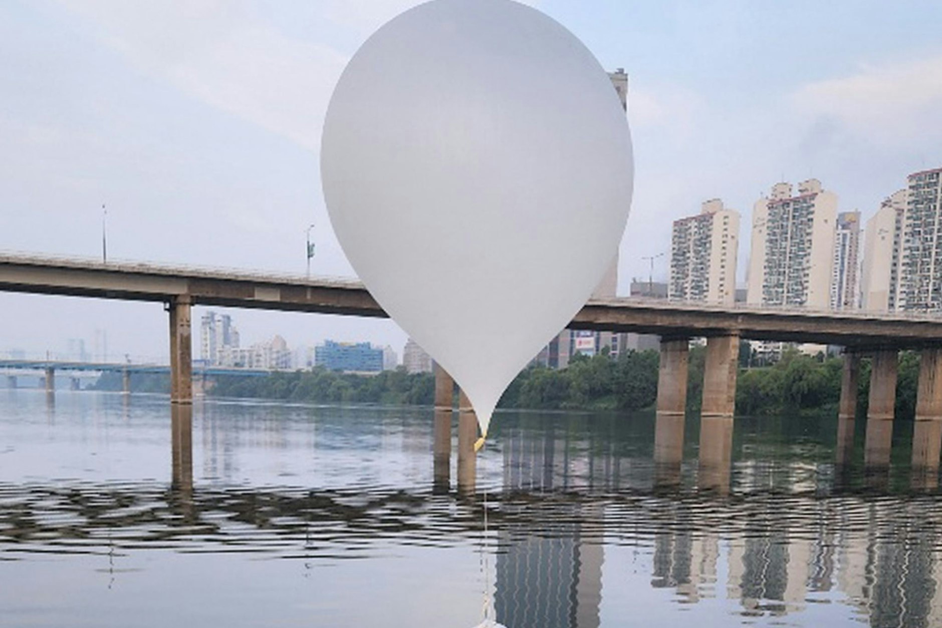Ballon mit einem Sack Müll daran, wie er auf dem Han-Fluss in Seoul schwebt. Der Ballon und viele weitere wurden vermutlich von Nordkorea aus losgelassen. Nun hat das Land zum wiederholten Male solche Müll-Ballons entsandt.