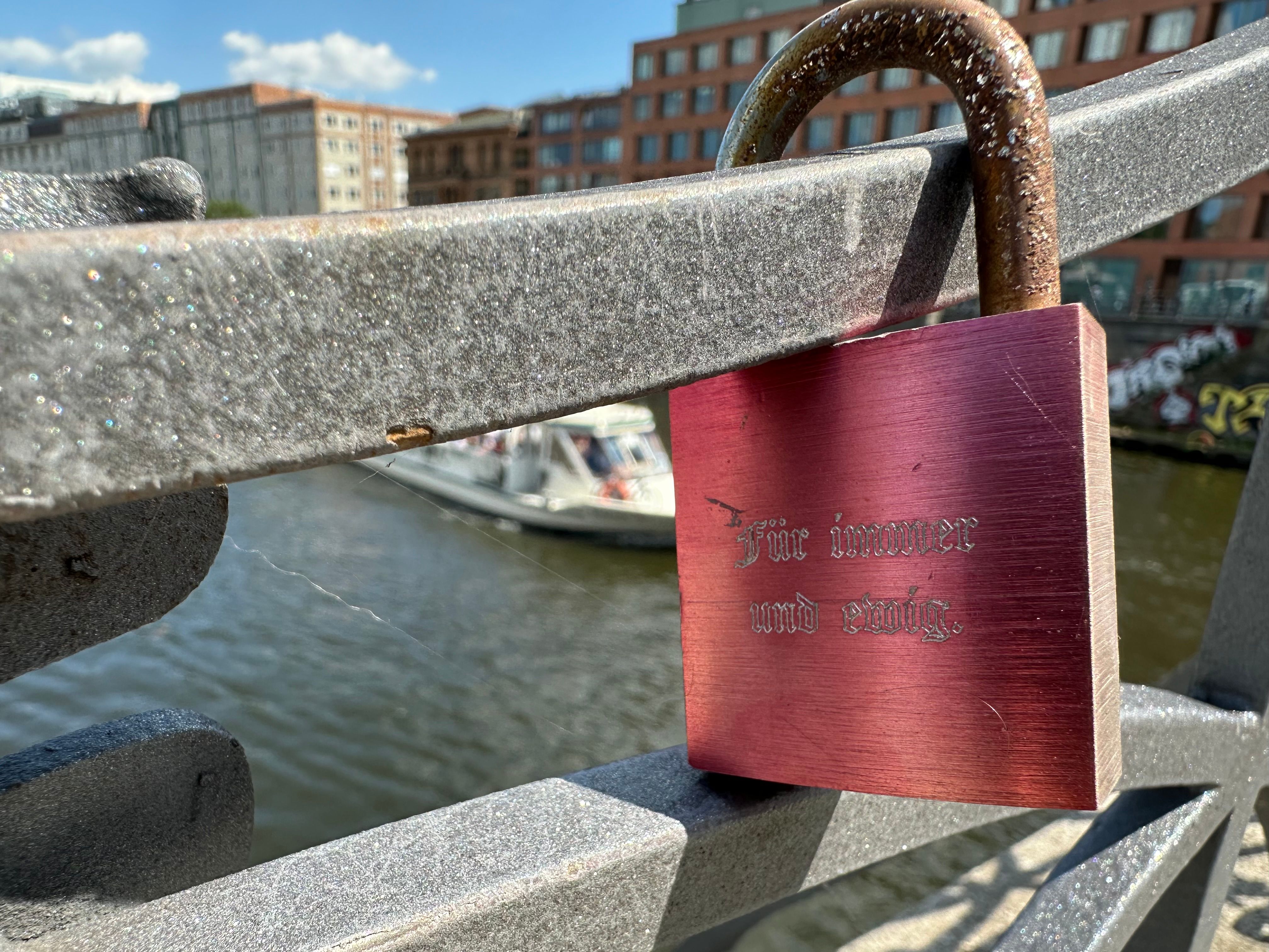 Schrottige Liebesschlösser an Berliner Brücken – ein klarer Fall für unser „Uglymeter“