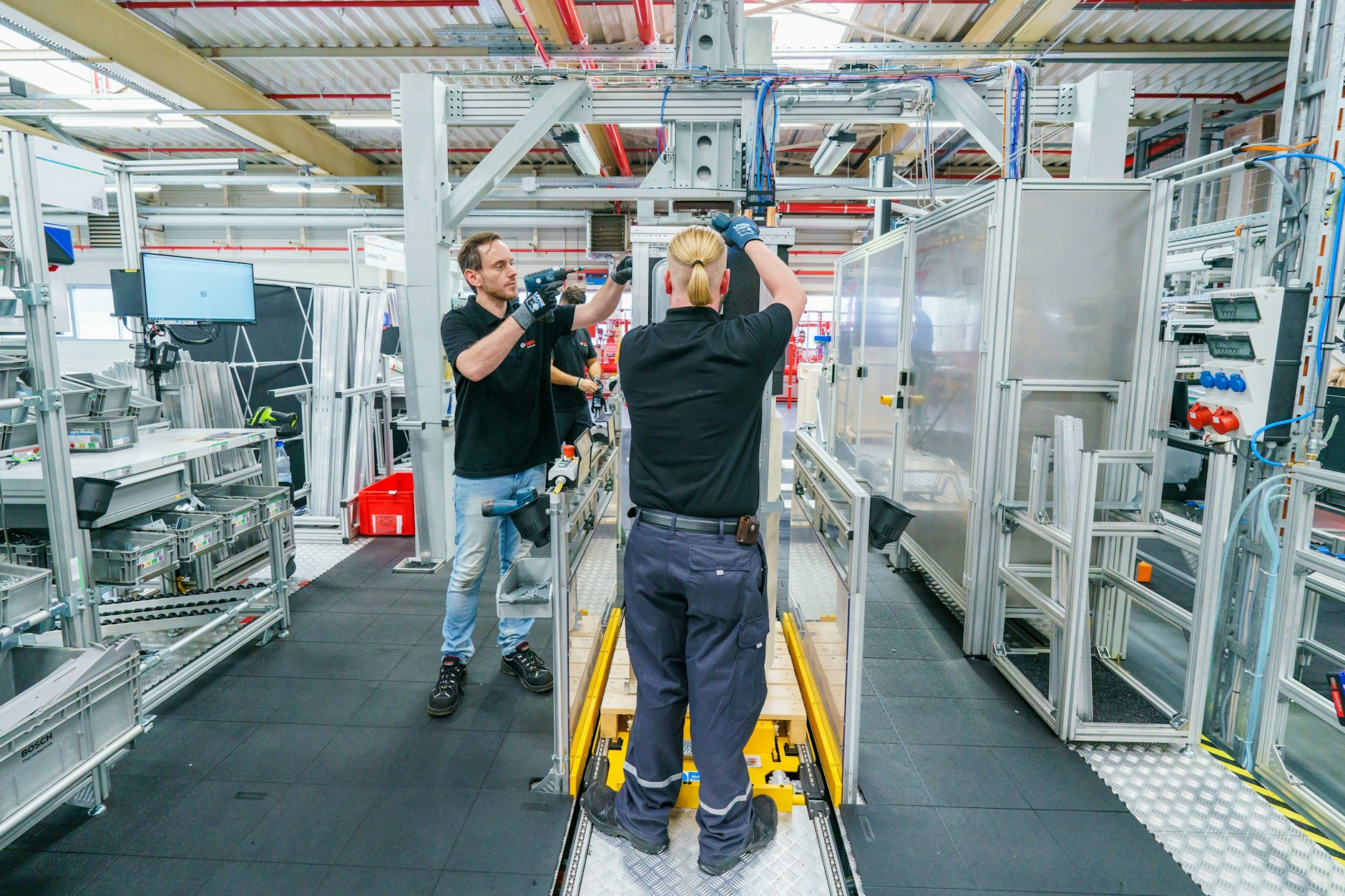Mitarbeiter arbeiten in der Montage-Straße an einer Wärmepumpe am Bosch-Standort Eibelshausen.