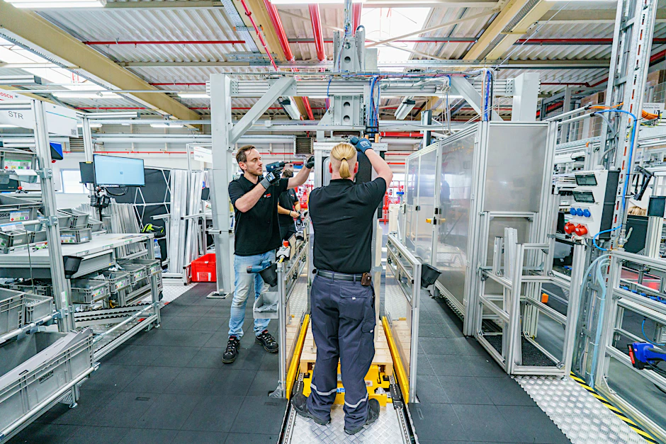 Mitarbeiter arbeiten in der Montage-Straße an einer Wärmepumpe am Bosch-Standort Eibelshausen.