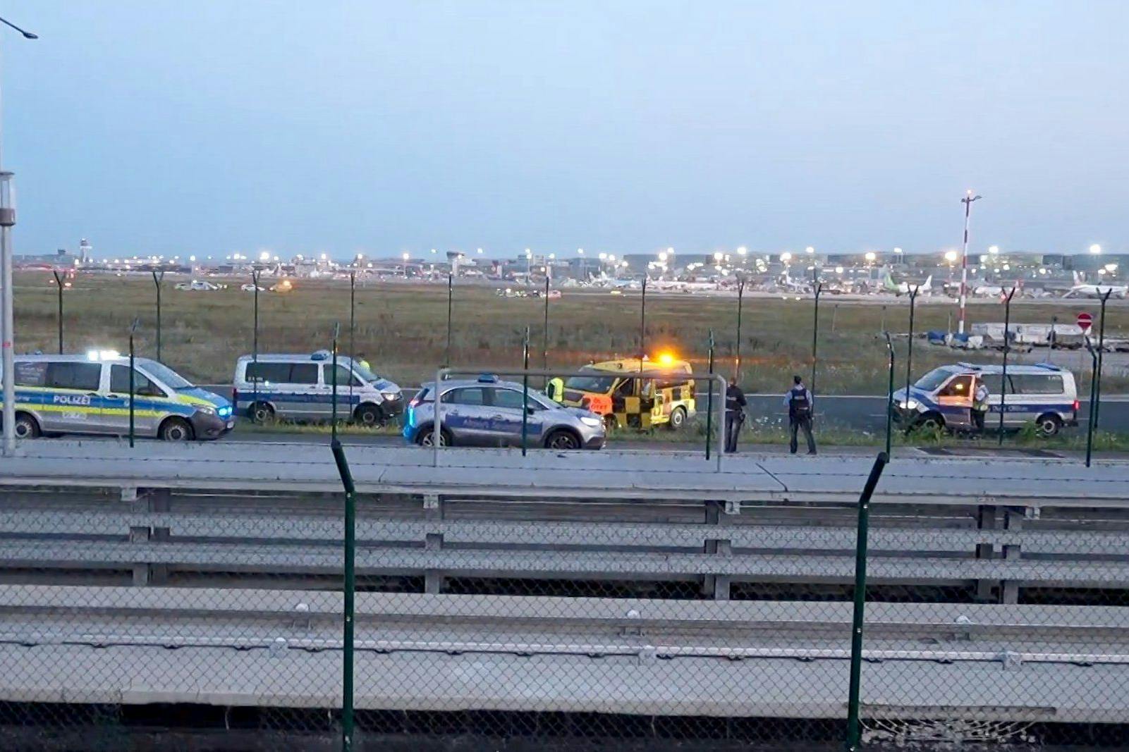 Aktivisten der Letzten Generation lösen einen größeren Polizeieinsatz auf dem Frankfurter Flughafen aus.