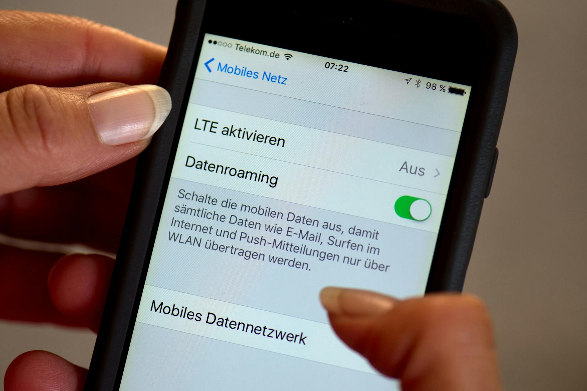 Auf dem Display eines iPhones lässt sich die Nutzung von Datenroaming abschalten. Dann werden aber im Ausland keine Daten mehr per Mobilfunk empfangen.