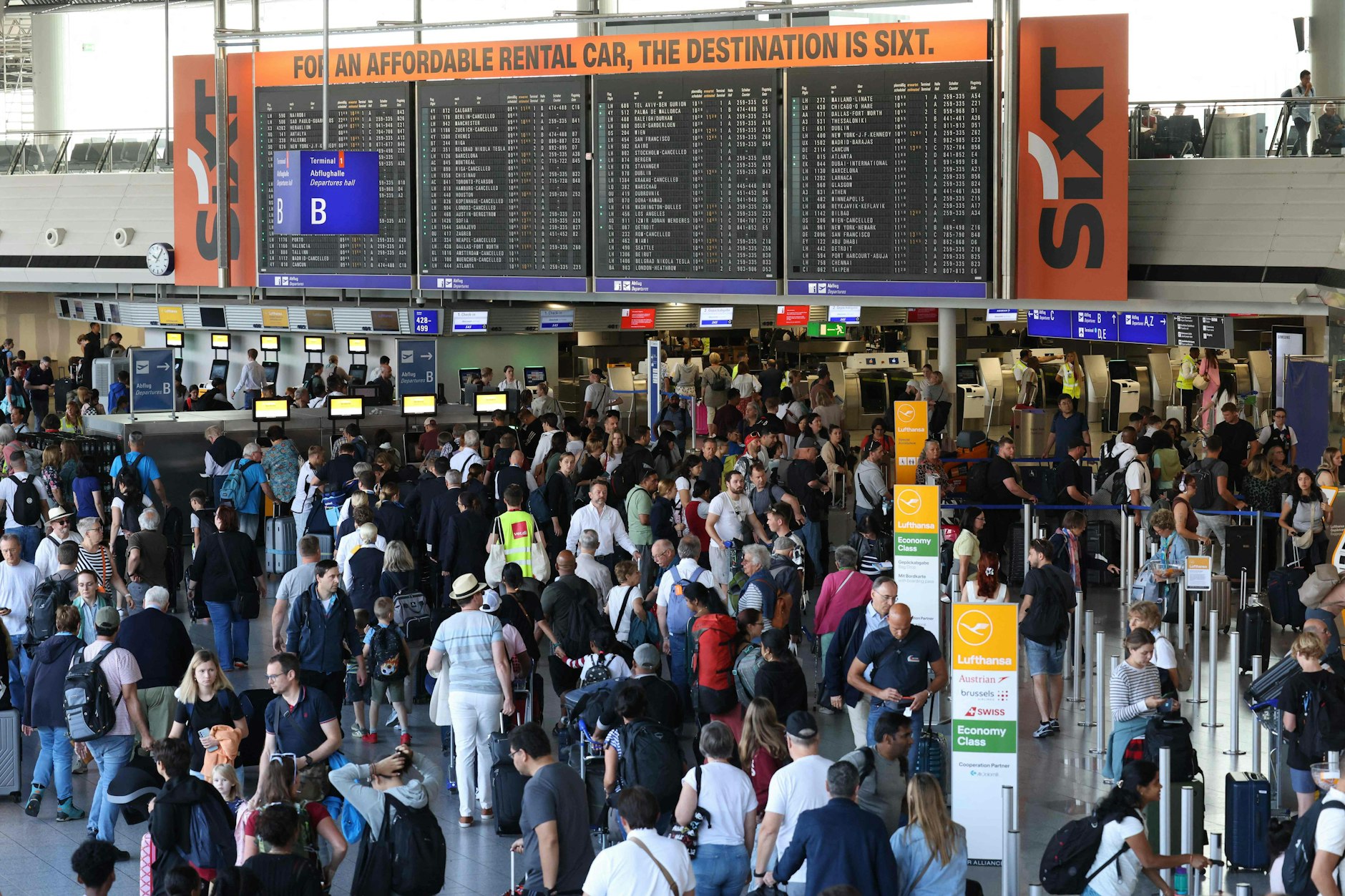 Passagiere in der Halle des Flughafens Frankfurt. Am Morgen fielen zahlreiche Flüge aus.