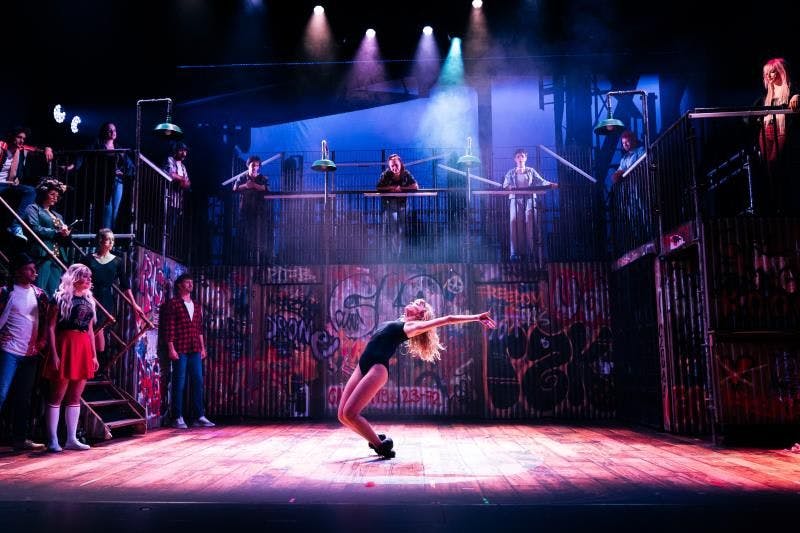 Alex Owens träumt von einer Karriere als Tänzerin und von der großen Liebe zu Nick Hurley.