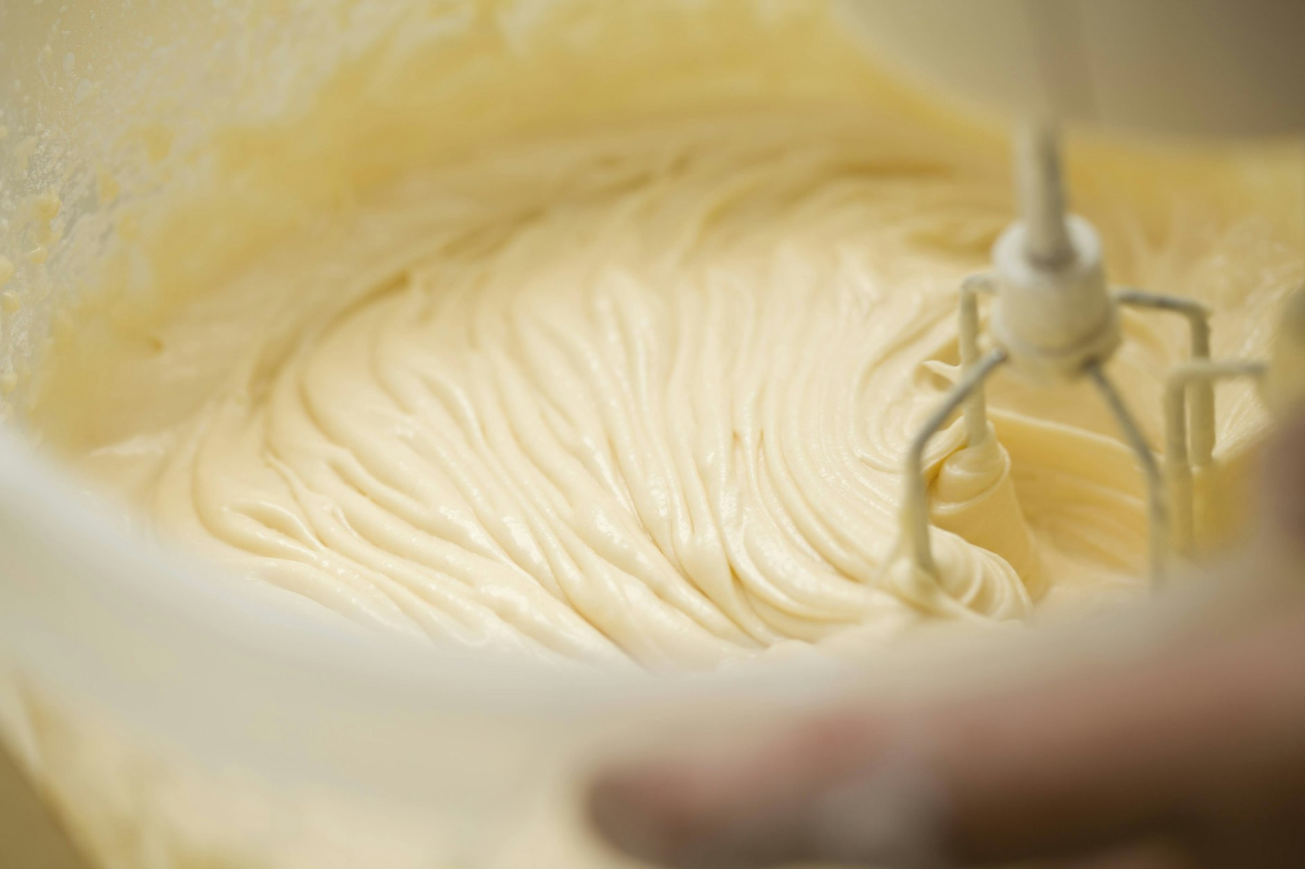 Auf den Schaumkuchen kommt eine leckere Vanillecreme, die ruckzuck fertig ist - im Rezept lesen Sie, wie Sie die Cremetorte in fünf Minuten herstellen.