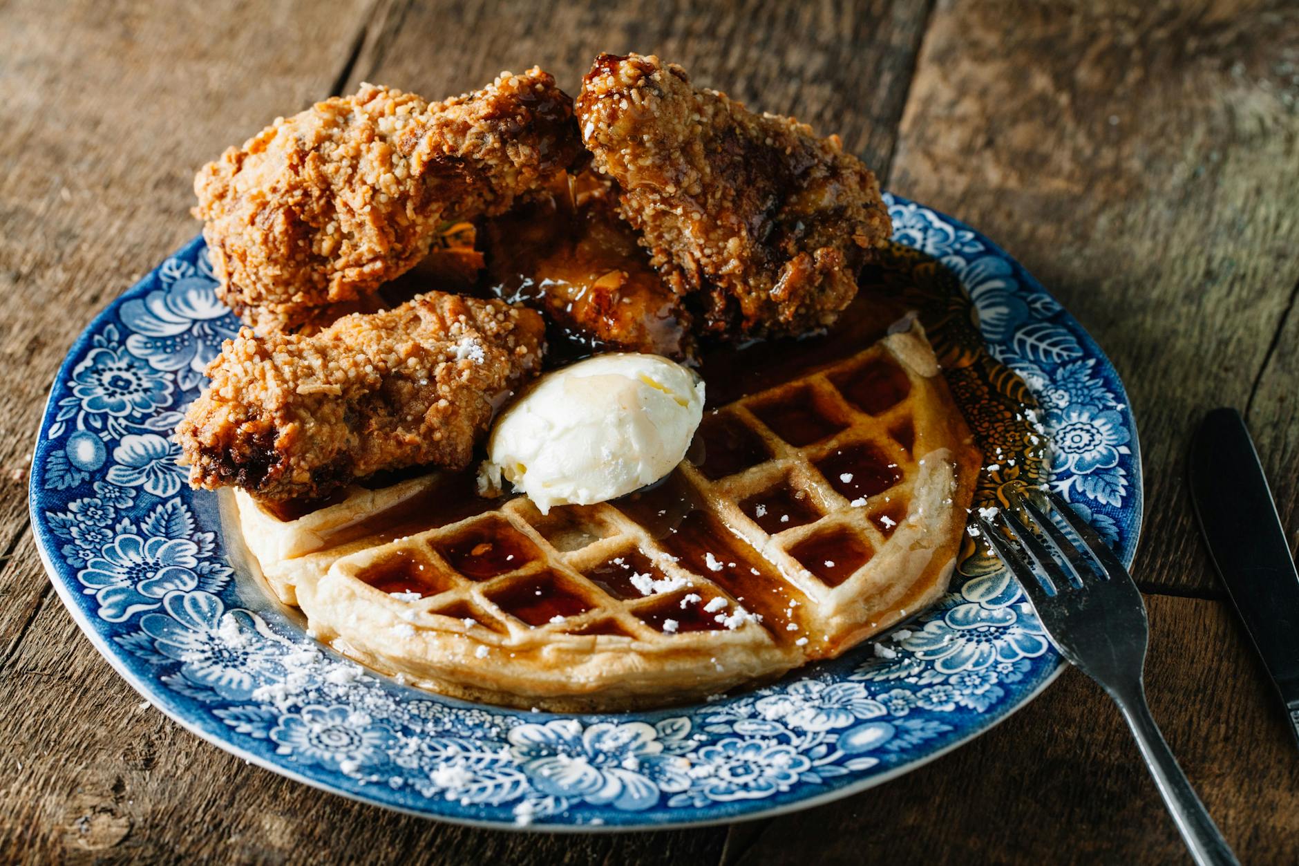Crispy Chicken mit Waffeln – ein Gericht, das Hühnchen mit süßen, weichen Waffeln kombiniert.