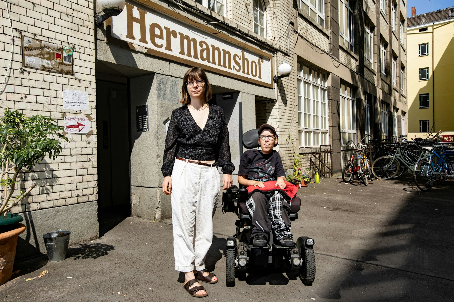 Berlin-Neukölln: Laura und Jules wohnen im ehemaligen Fabrikgebäude in der Hermannstraße 48 in Wohngemeinschaften, denen nun Räumung droht.