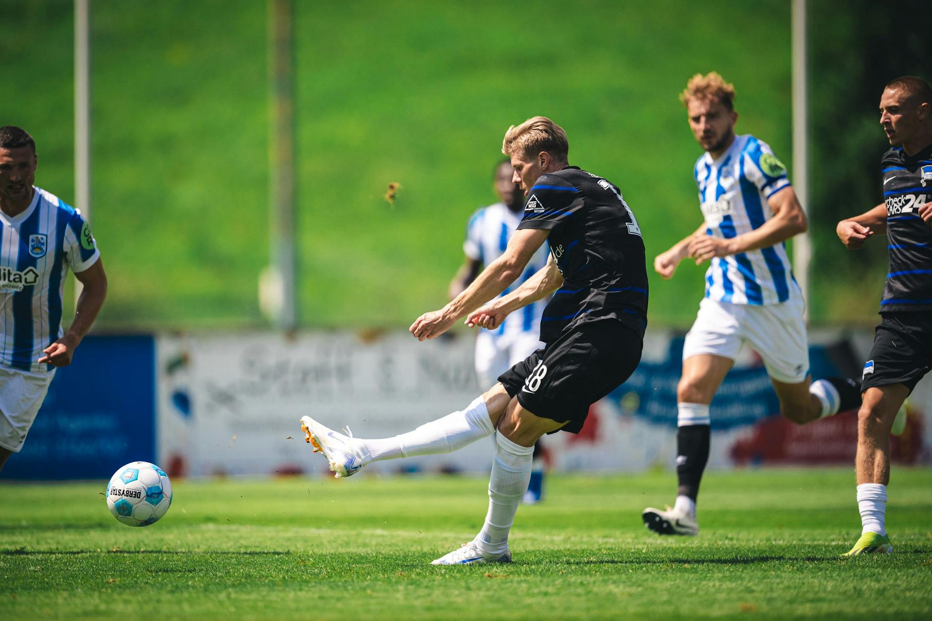 Herthas neuer Stürmer Luca Schuler trifft zum 1:1 gegen Huddersfield.