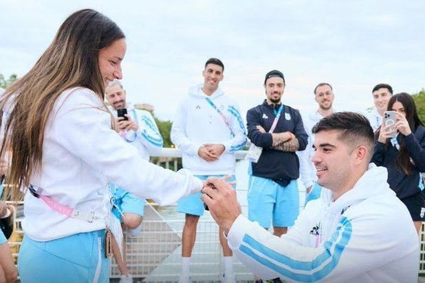 Argentiniens Handballer Pablo Simonet streift Hockeyspielerin Pilar Campoy den Ring über.