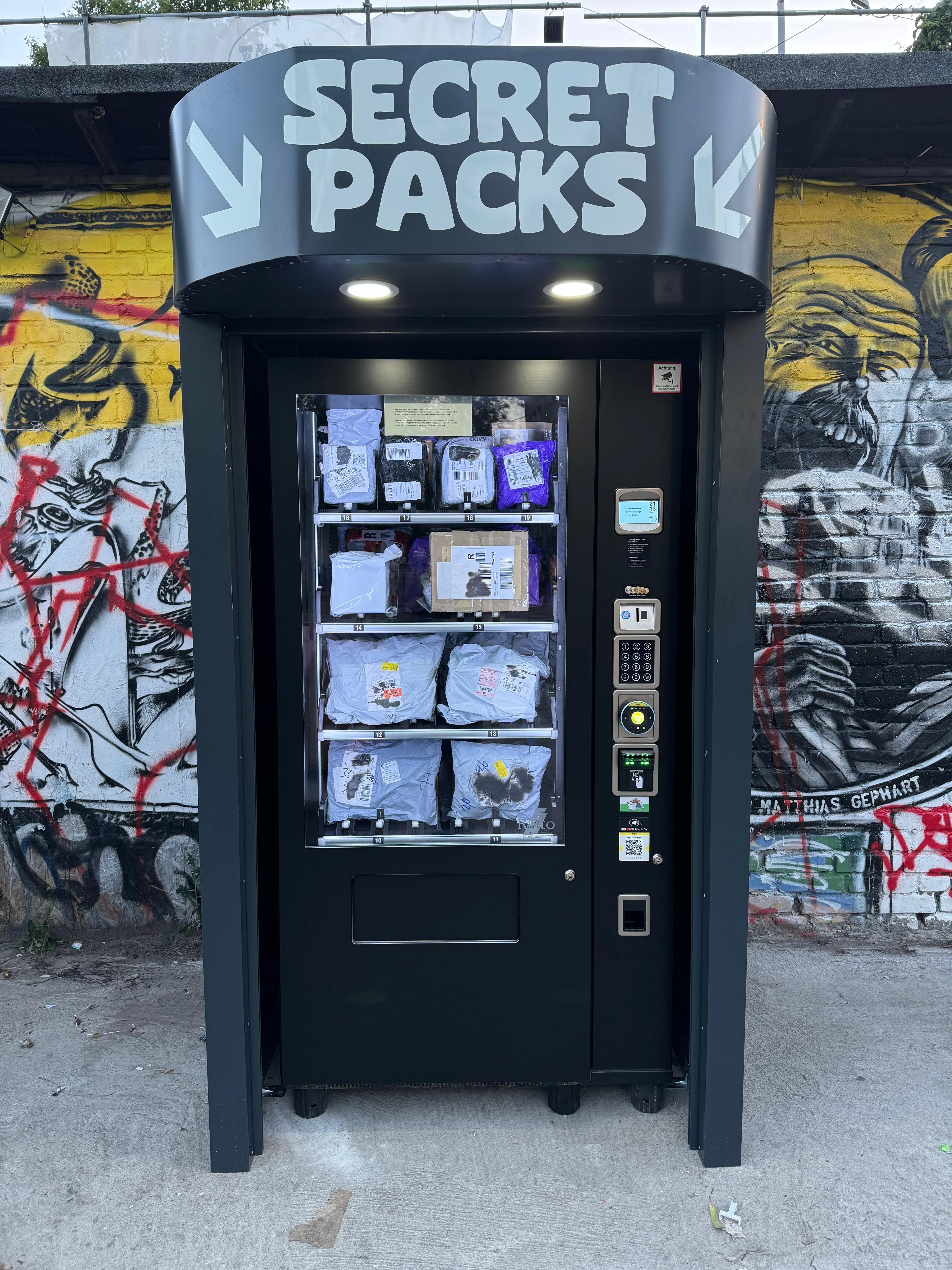 RAW-Gelände in Berlin-Friedrichshain: Dieser Automat verkauft geheime Pakete