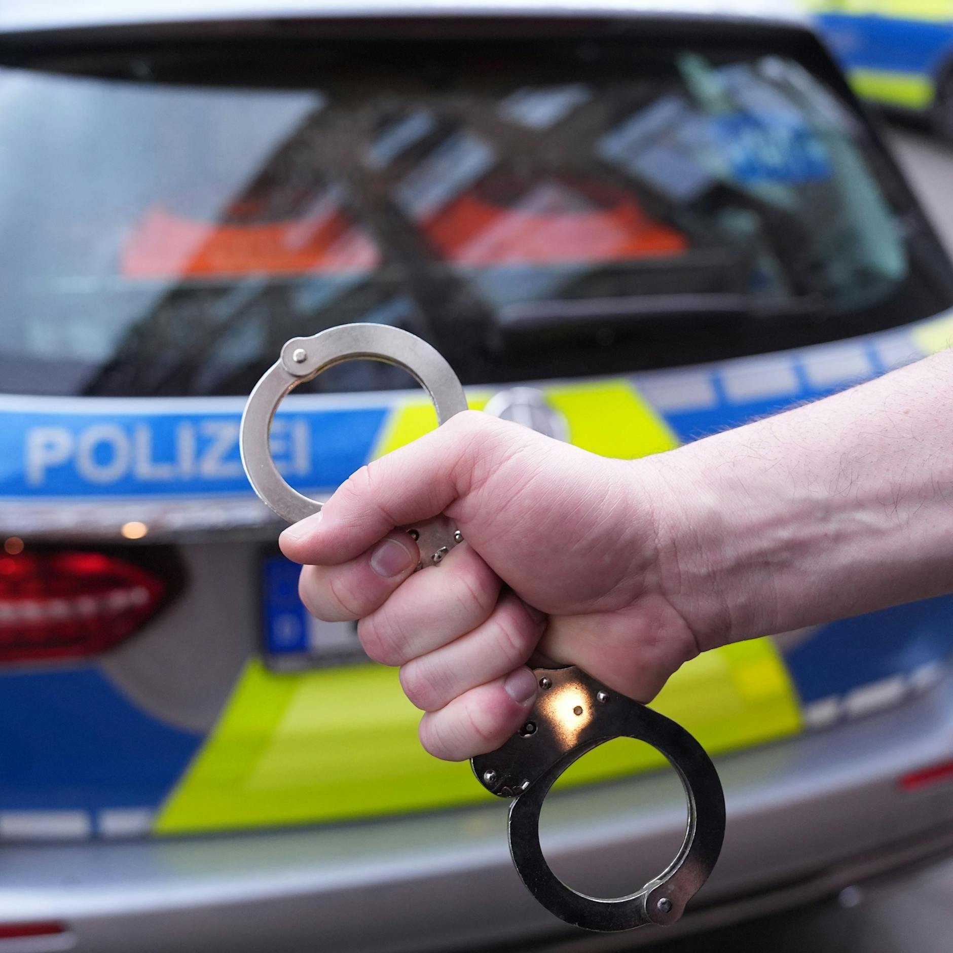 Mann nimmt Geisel in Hochhaus – Polizei stürmt das Gebäude