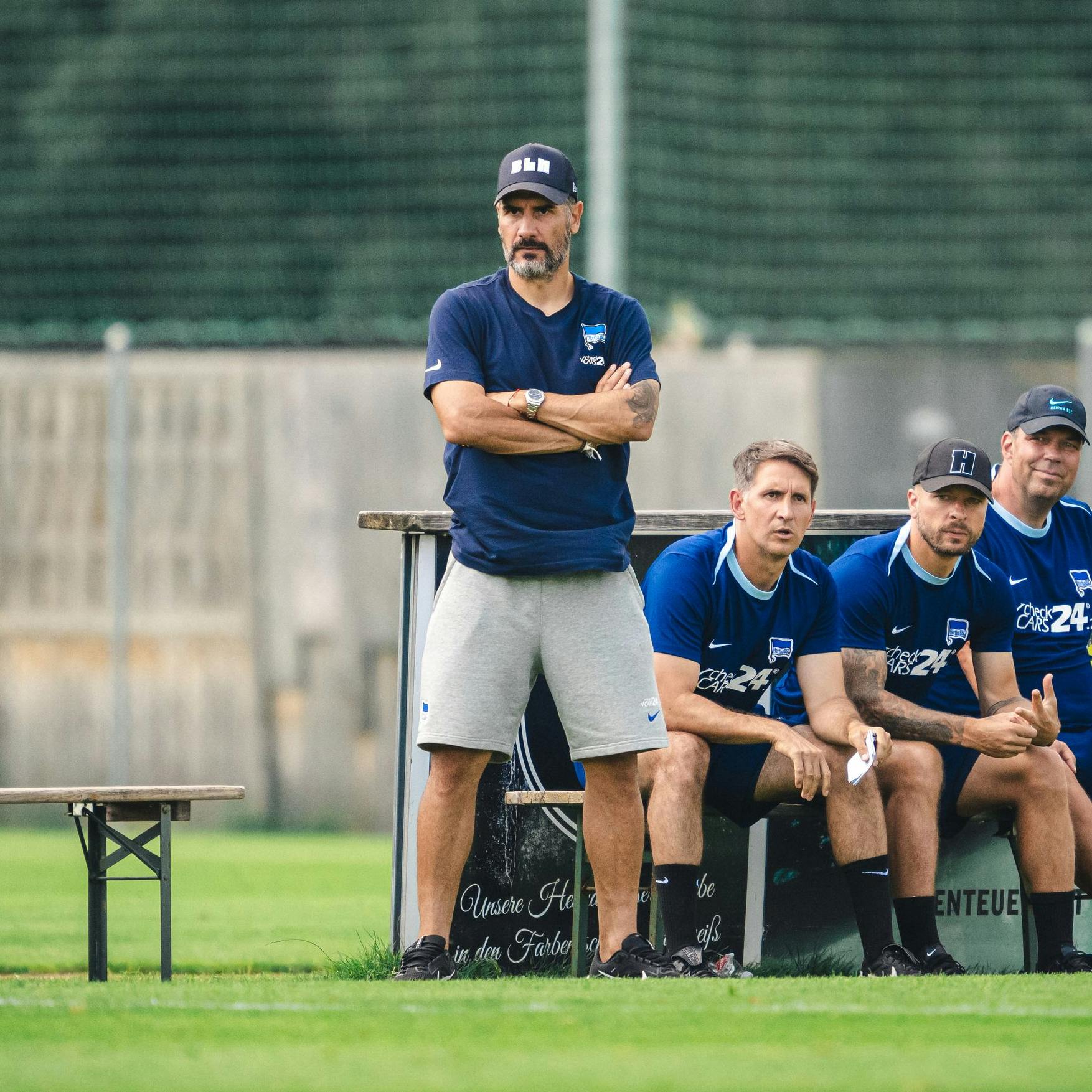 Herthas neuer Trainer Cristian Fiel schaut unzufrieden aus. Die Pleite gegen Huddersfield schmeckt ihm gar nicht.