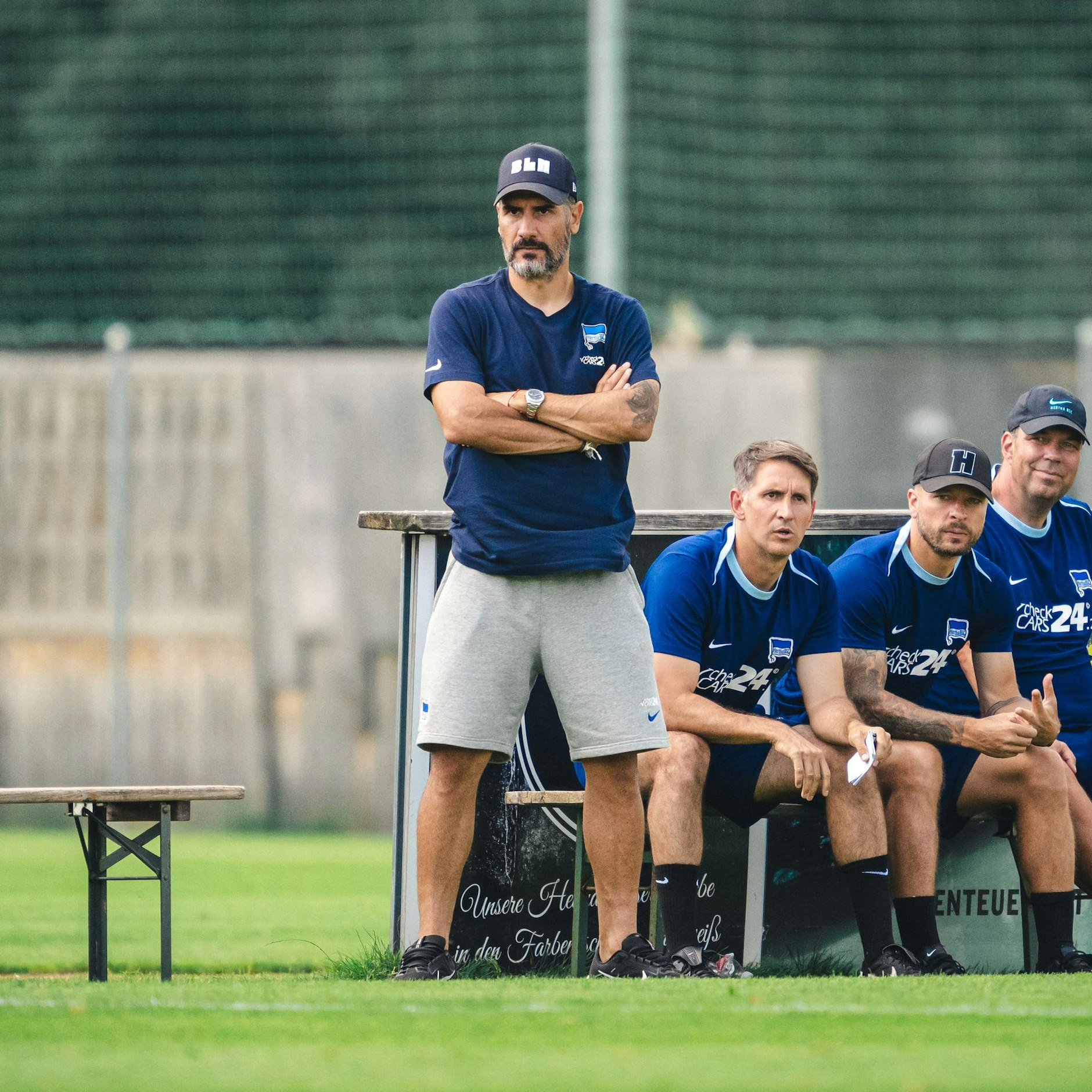Herthas neuer Trainer Cristian Fiel schaut unzufrieden aus. Die Pleite gegen Huddersfield schmeckt ihm gar nicht.