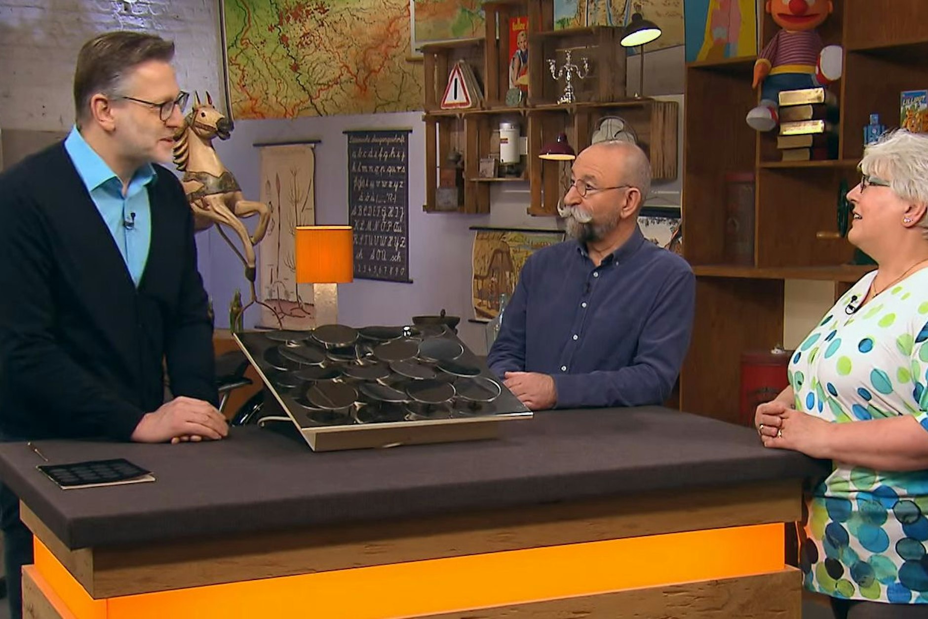 „Bares für Rares“-Experte Detlev Kümmel (l.) schockt mit seiner Expertise den Chef Horst Lichter und auch Verkäuferin Anneliese.