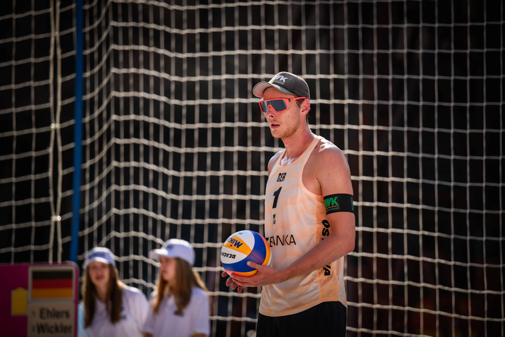 Olympia 2024: Der Spandauer Nils Ehlers gräbt im Sand von Paris nach Gold