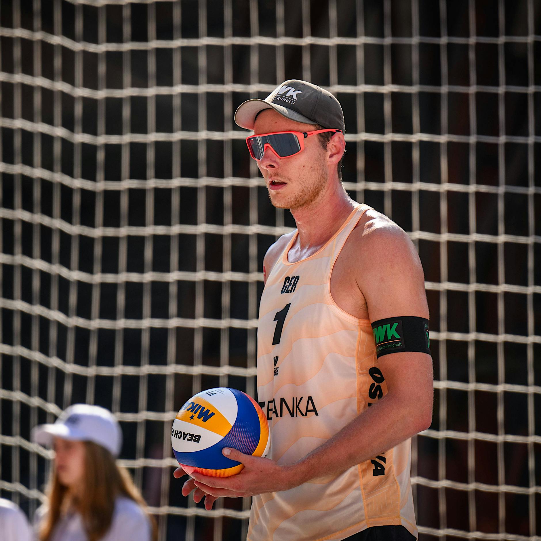 Olympia 2024: Beachvolleyballer Nils Ehlers aus Berlin-Spandau gräbt im Sand von Paris nach Gold