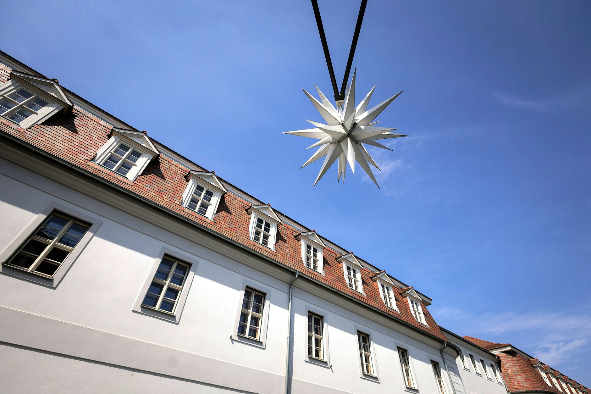 Ein Herrnhuter Stern über einer Straße in Herrnhut