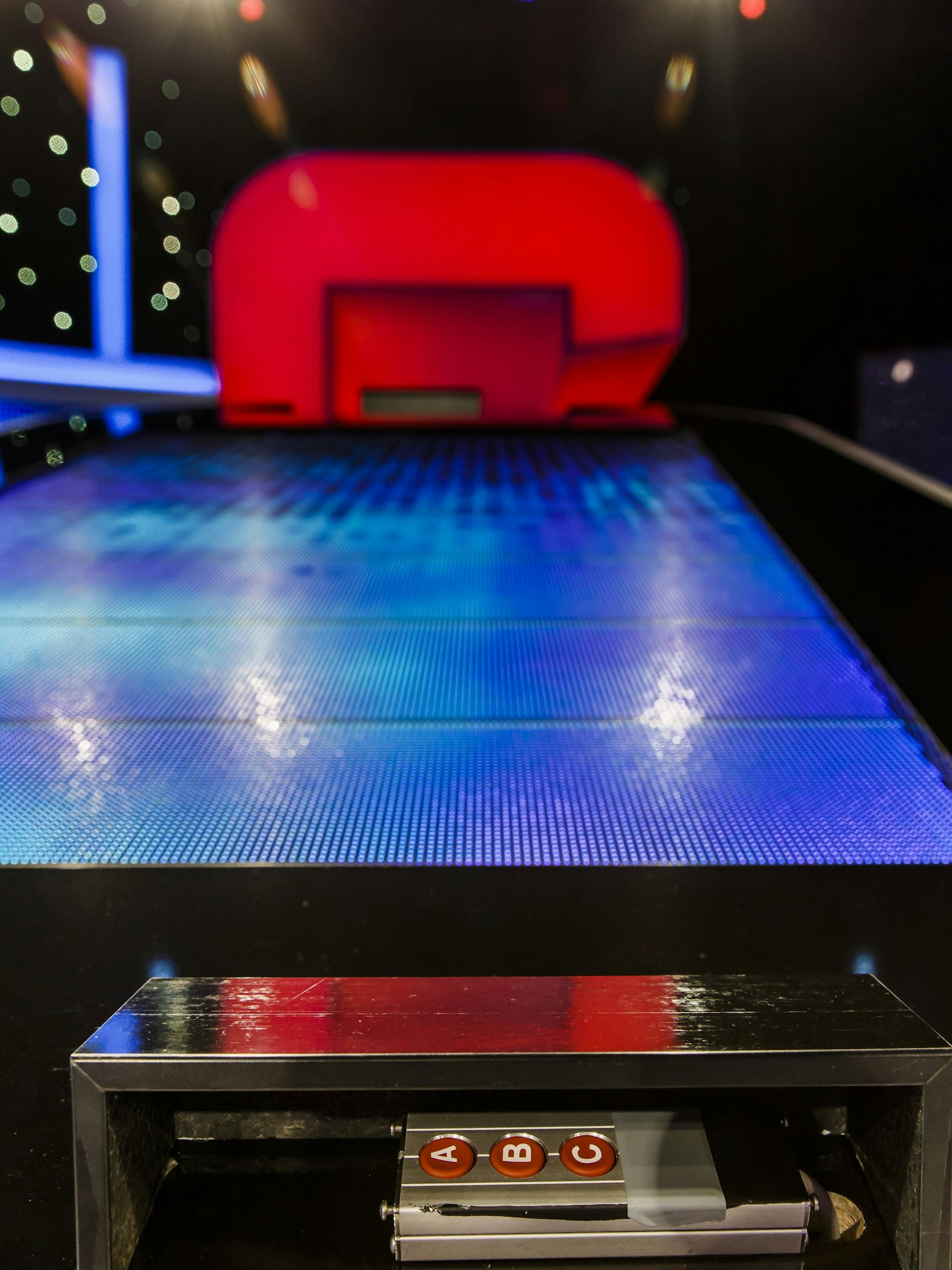 Blick von der Position des Jägers nach unten: Unter dem Pult ist der Taster für die Eingabe der Antworten in der Quizshow „Gefragt - Gejagt“ zu sehen.