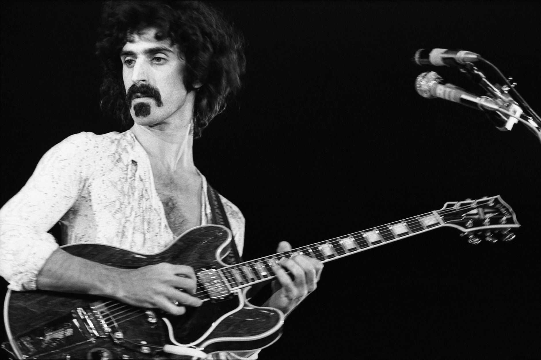 Der Musiker Frank Zappa bei einem Auftritt 1970 in Paris