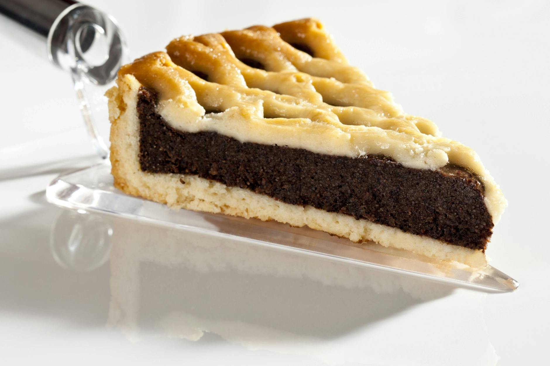 Dieser leckere Mohnkuchen mit Gitter ist prall gefüllt mit einer köstlichen Mohn-Creme - wie Sie ihn backen, lesen Sie in unserem Rezept.