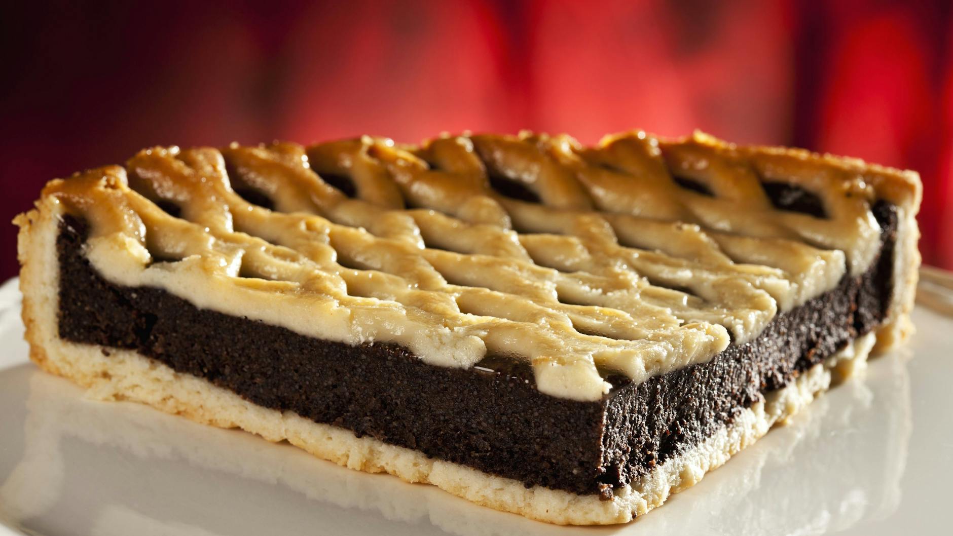 Dieser herrliche Mohnkuchen sieht nicht nur hübsch aus, er ist auch richtig lecker. Wäre das Rezept nicht eine tolle Idee fürs Wochenende?