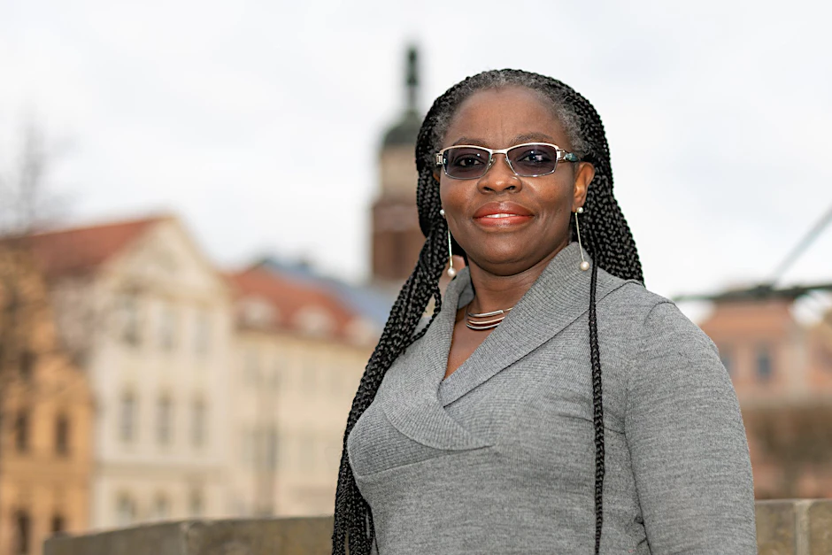 Die CDU-Politikerin Adeline Abimnwi Awemo ist in Cottbus beim Aufhängen von Wahlplakaten rassistisch beleidigt und angegriffen worden.&nbsp;