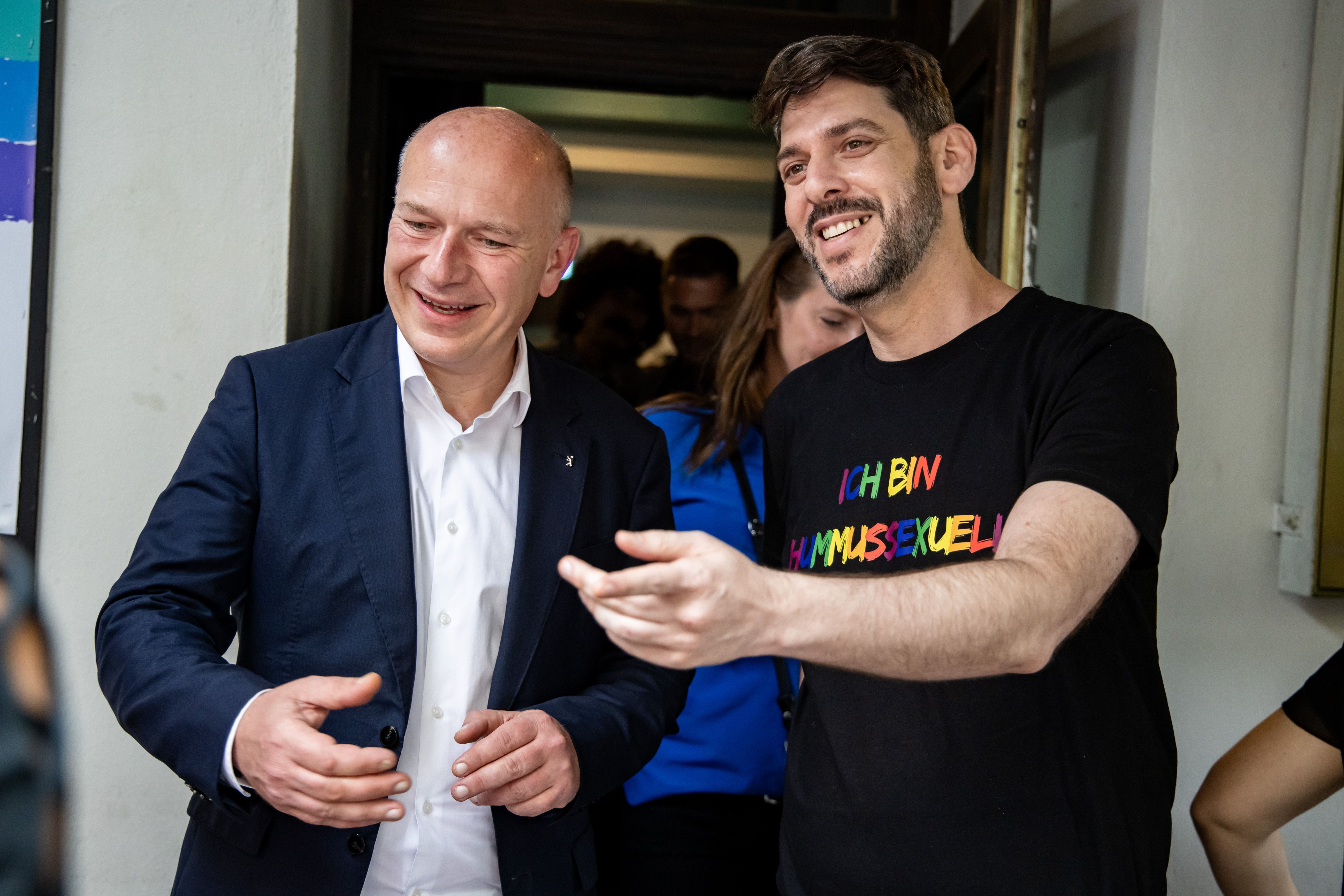 Verwüstetes Lokal: Kai Wegner besucht das Kanaan – Dragqueen tanzt für ihn