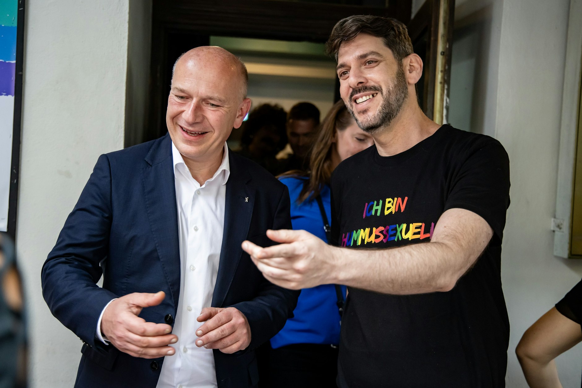 Der Regierende Bürgermeister Kai Wegner spricht mit dem Gastronomen Oz Ben David im Restaurant Kanaan in Prenzlauer Berg.&nbsp;