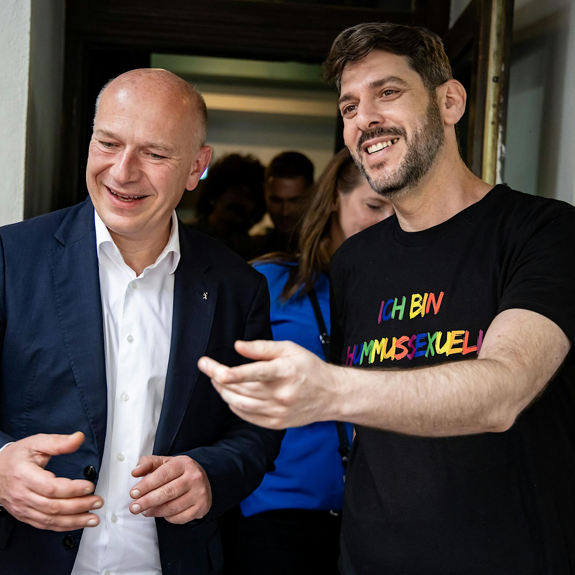 Verwüstetes Lokal: Kai Wegner besucht das Kanaan – Dragqueen tanzt für ihn