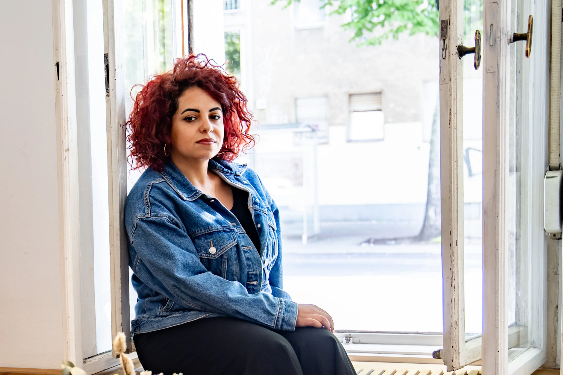 Die Journalistin Hiba Obaid posiert in Neukölln für ein Foto.