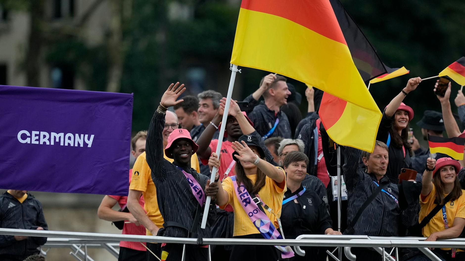 Alle an Bord: Anna-Maria Wagner und Dennis Schröder als Fahnenträger und das Team Deutschland bei der Eröffnungsfeier in Paris.