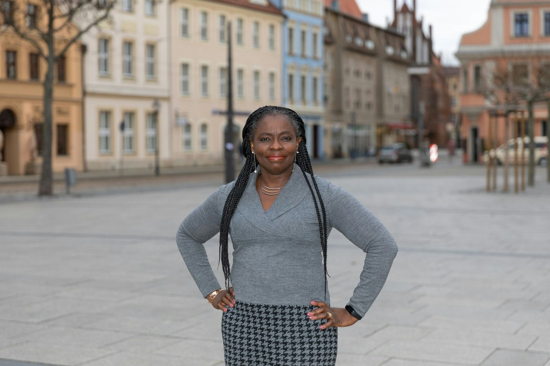Adeline Abimnwi Awemo, Mitglied des ersten Beirates für Integration und Migration der Stadt Cottbus, steht auf dem Altmarkt. Die CDU-Politikerin ist in Cottbus beim Aufhängen von Wahlplakaten rassistisch beleidigt und angegriffen worden. 