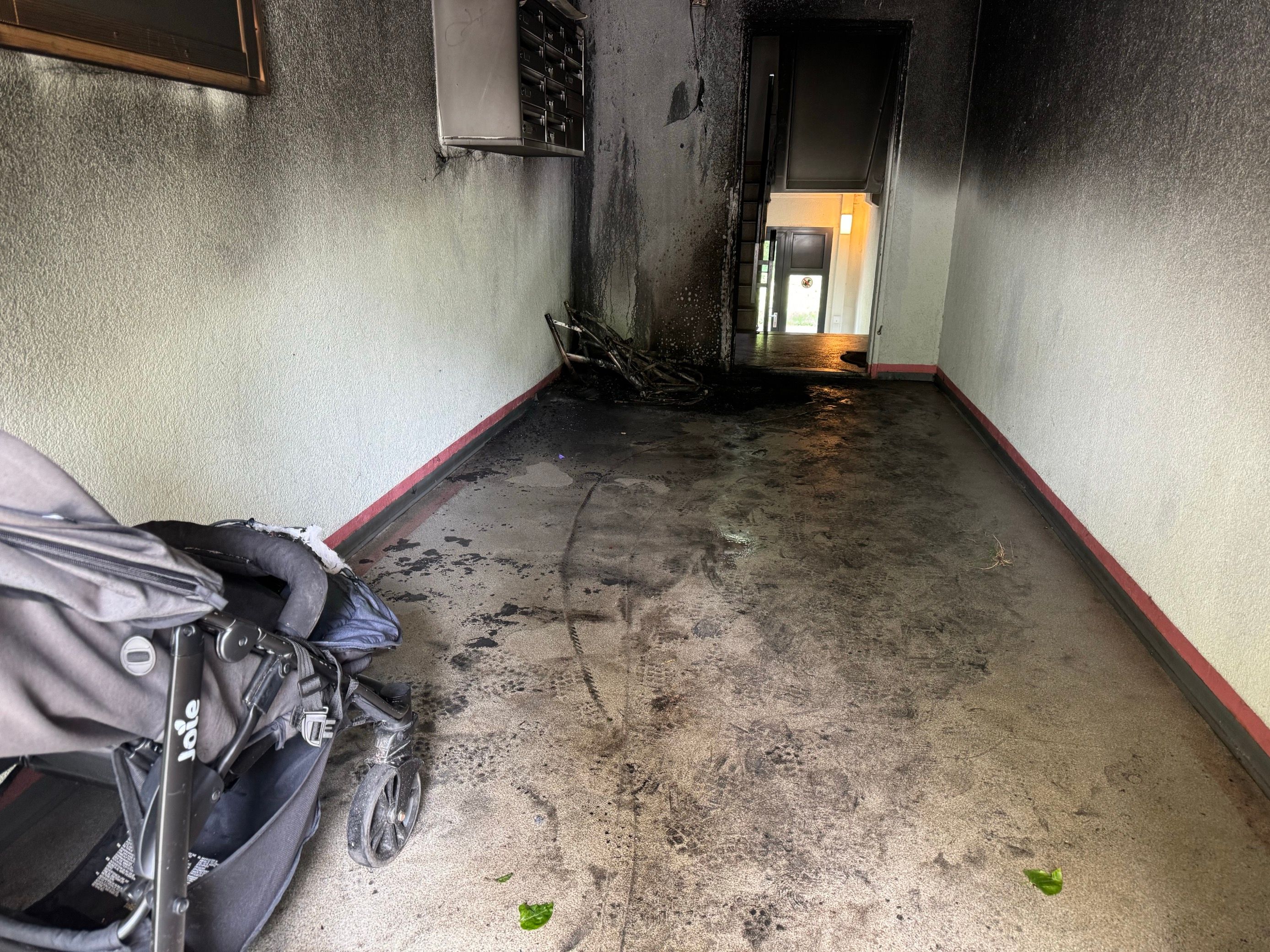 Krimineller Wochenrückblick: Hass auf Kinder? Schon wieder brennt ein Kinderwagen in Berlin