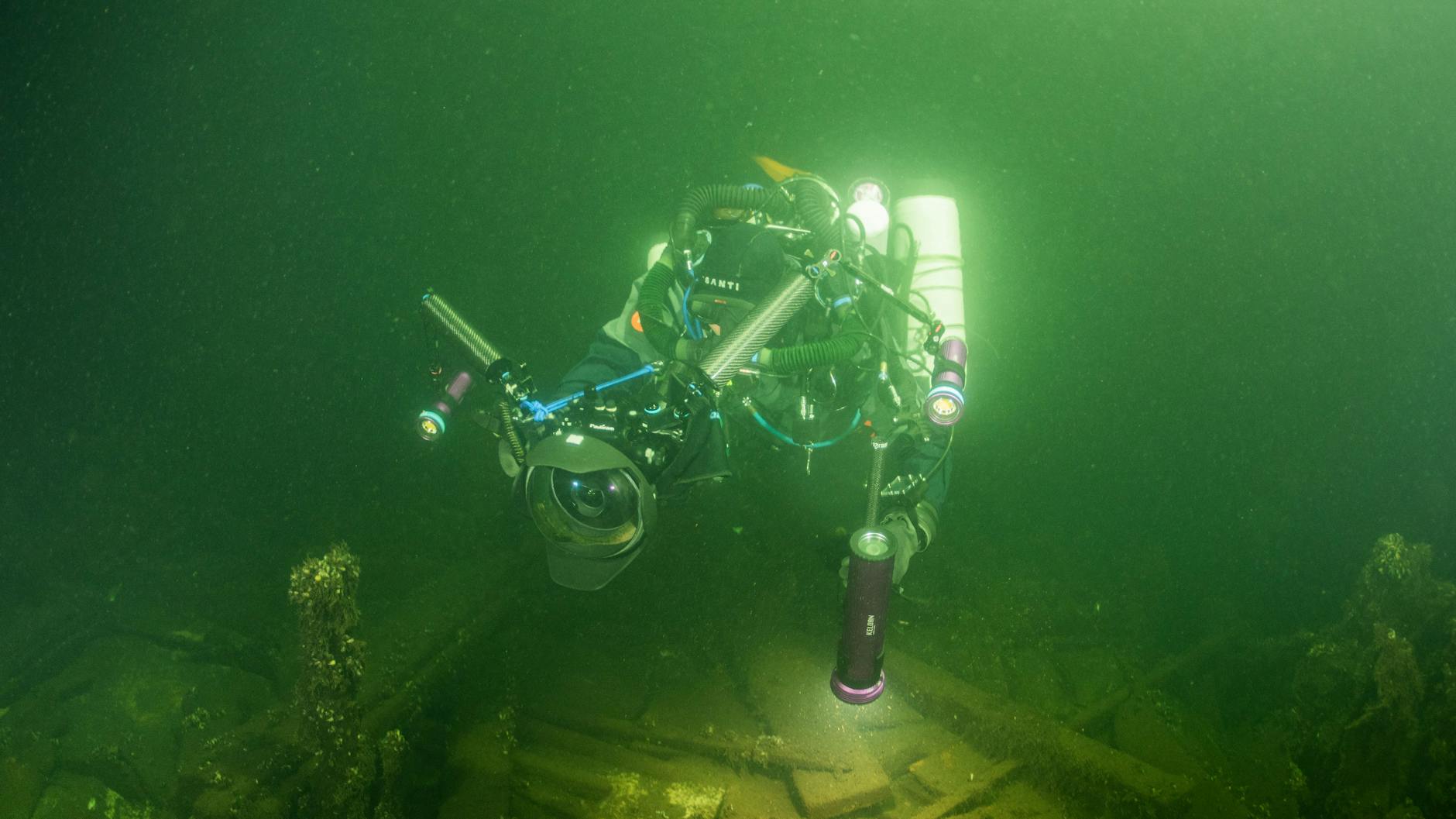 Ein Taucher bei der Erkundung des Wracks. Das Team hielt das Schiff zunächst für einen gesunkenen Fischkutter.