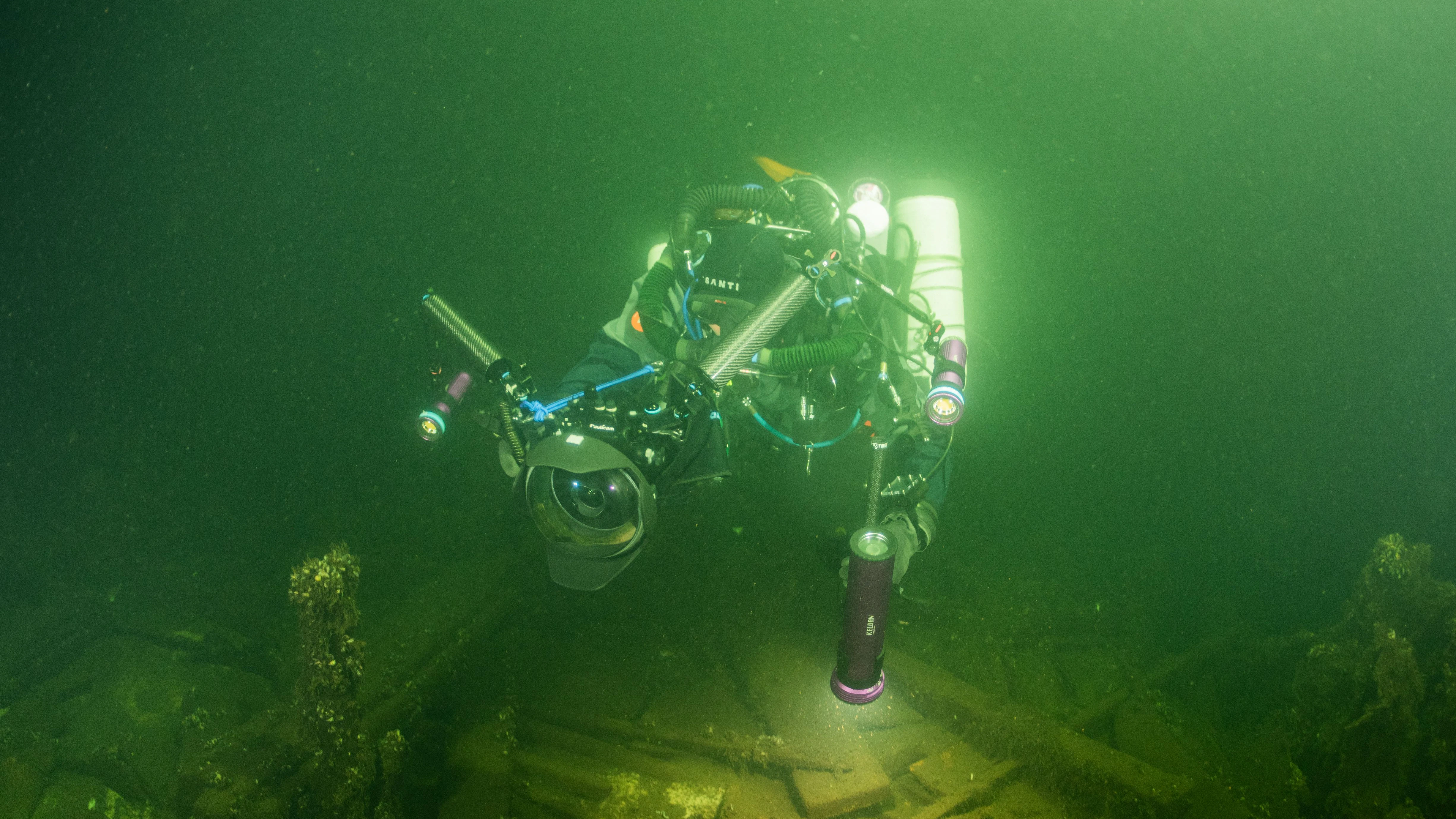 Ein Taucher bei der Erkundung des Wracks. Das Team hielt das Schiff zunächst für einen gesunkenen Fischkutter.