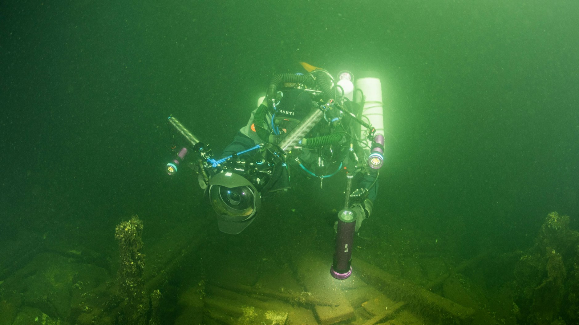 Ein Taucher bei der Erkundung des Wracks. Das Team hielt das Schiff zunächst für einen gesunkenen Fischkutter.
