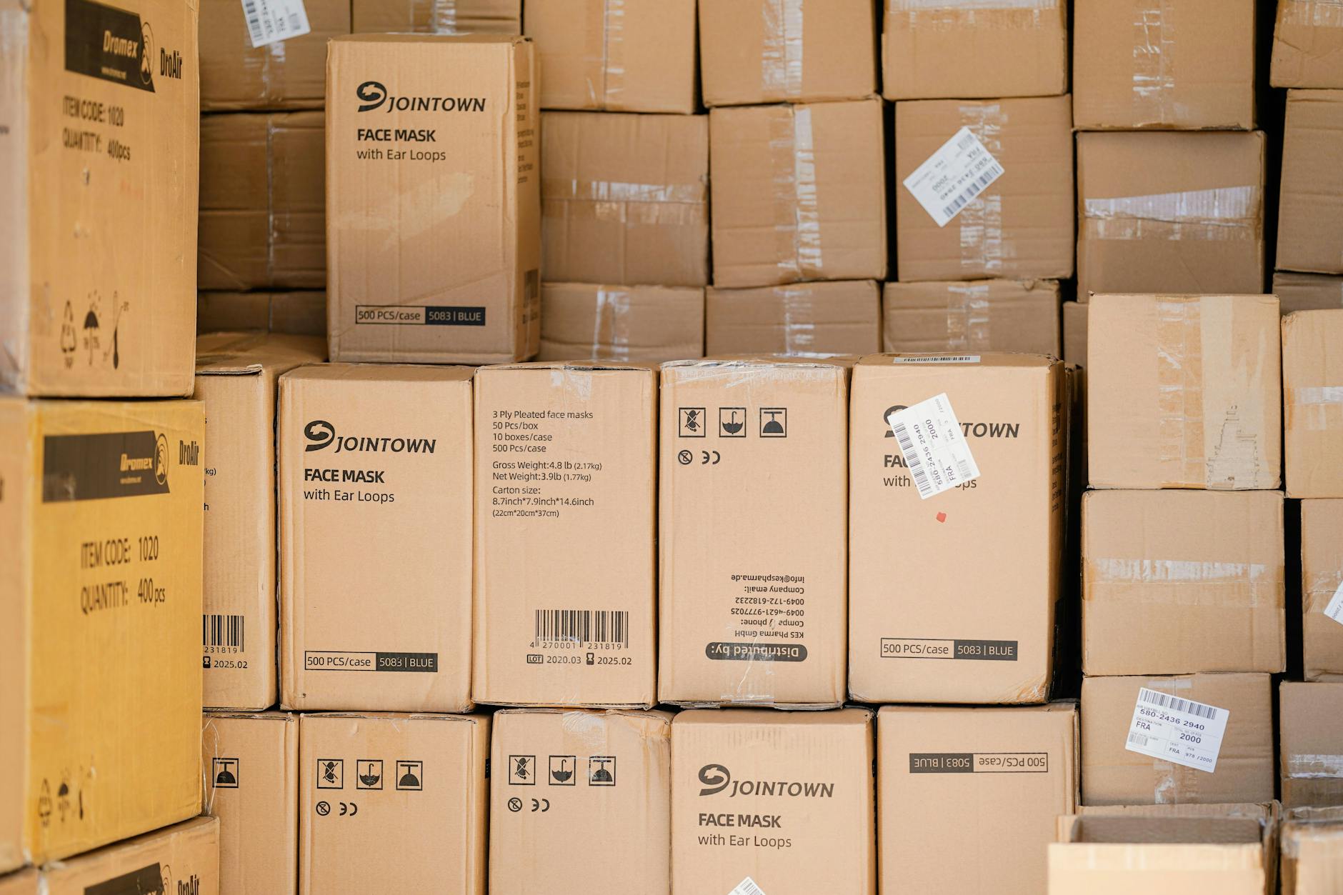 Lagernde Pakete mit Schutzmasken