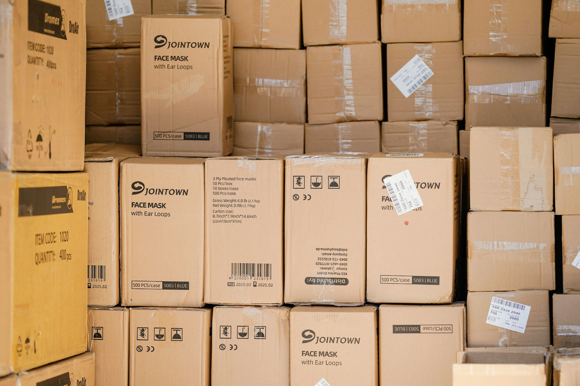 Lagernde Pakete mit Schutzmasken